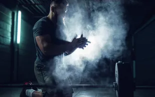 حمل حقيبة واحدة فقط.. تمرين بسيط لبناء عضلات بطن فولاذية!