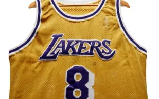 بيع قميص كوبي براينت الأول بأكثر من 7 ملايين دولار.. فما قصته؟