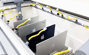 جولة داخل مختبرات أبل السرية: هكذا تُفحص أجهزة iPhone وMacBook