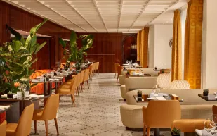 المزج بين الموضة الراقية وفن الضيافة: جولة في مطاعم ومقاهي الهوت كوتور 