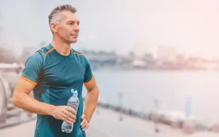 لماذا يتجنب الرياضيون شرب الماء بعد الرابعة عصرًا؟ خبير تغذية يجيب