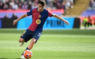 أمام أعين الجماهير.. بيدري يمنح والده لحظة لا تُنسى على أرض الملعب