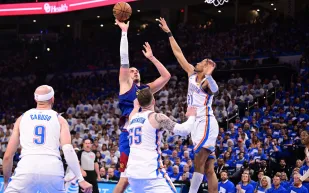 دوري السلة الأمريكي: أوكلاهوما يقترب من الحسم.. وبيسرز يبلغ نهائي الشرق (فيديو)