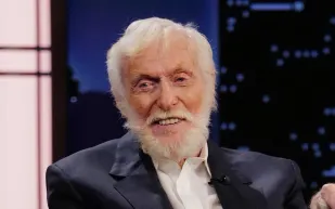 ديك فان دايك يعلن عن كتابه الجديد احتفالًا بعيد ميلاده الـ100