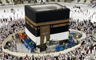 الهيئة العامة لشؤون الحرمين ترفع كسوة الكعبة ضمن ترتيبات استقبال الحجاج