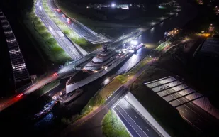 يخت Feadship 824 بطول 100 متر يعبر قنوات هولندا