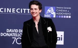 تيموثي شالاميت يبتكر أسلوبًا للأناقة العصرية في David di Donatello