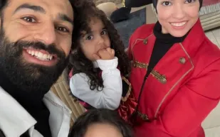 ظهور نادر لزوجة محمد صلاح خلال تتويجه بالحذاء الذهبي.. فمن هي؟