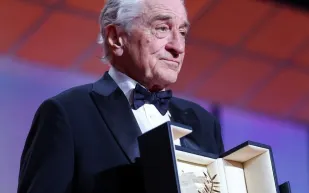 روبرت دي نيرو يتوج بتكريم العمر من مهرجان كان على يد ليوناردو دي كابريو