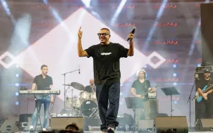 عمرو دياب يتألق في دبي بحفل أسطوري ويستعد للقاء جمهوره في القاهرة