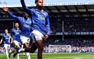 إيفرتون يُودّع ملعبه التاريخي بانتصار على ساوثامبتون (فيديو)