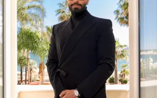 عمر كاماني يرتدي ساعة كارتييه نادرة بقيمة نصف مليون دولار في حفل amfAR 2025 