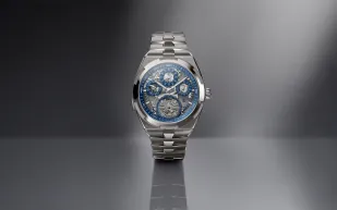 ساعة Overseas الجديدة من فاشرون.. تصميم مفتوح بحركة كبرى وإطلالة زرقاء عصرية