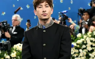  باري كيوجان يثير الجدل بإطلالة فريدة في Met Gala.. ولقاء محرج مع حبيبته السابقة