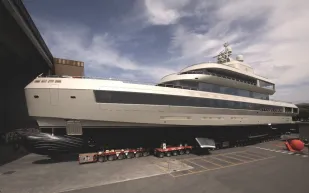 جورجيو أرماني يضع بصمته في عالم أناقة اليخوت الفاخرة