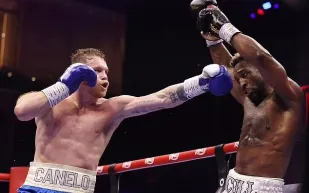 كانيلو ألفاريز يُتوَّج بطلاً للوزن المتوسط في الرياض بعد نزال صعب ضد ويليام سكول
