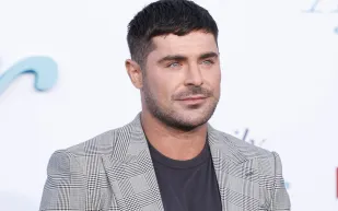 زاك إيفرون يفاجئ جمهوره بإطلالة جديدة وملامح أكثر نضجًا