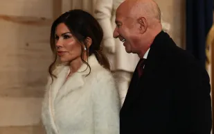 قبل الزيجه المرتقبه.. كم تبلغ ثروه خطيبه جيف بيزوس؟