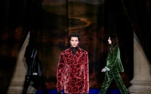 خطة التحوّل في Burberry تُثمر ببطء.. وتسريحات تطول 1700 وظيفة