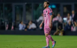 في ظل غياب حارسه الشخصي.. ميسي يستجيب لطفل اقتحم الملعب لاحتضانه (فيديو)