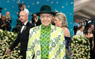 الملياردير أنتوني برات يتألق بإطلالة معاد تدويرها في Met Gala