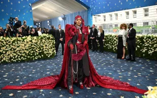 هكذا أعادت نجمات Met Gala 2025 تعريف البدل الرجالية
