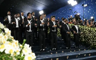 لماذا تم استبدال السجادة الحمراء بأخرى زرقاء في Met Gala 2025؟