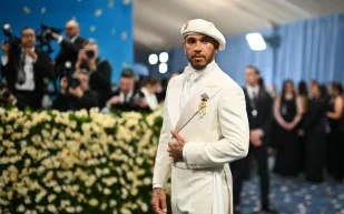 أناقة ورموز إفريقية في إطلالة  لويس هاميلتون بـ"ميت جالا 2025"