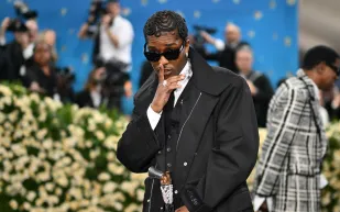 نجوم العالم يتألقون على السجادة الربيعية لحفل Met Gala 2025