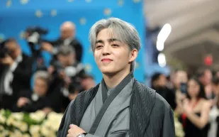 إس.كوبس يتألق في Met Gala 2025 بزي مستوحى من الهانبوك الكوري