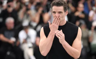 بعد ظهوره الأخير في مهرجان كان.. هل خضع بيدرو باسكال لعمليات تجميل؟