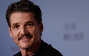 بيدرو باسكال يتألق بإطلالة استثنائية مع نجوم "Eddington" في مهرجان كان