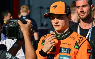 أوسكار بياستري يخطف مركز الانطلاق الأول في إيمولا رغم التحذيرات الحمراء