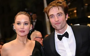 عدسة الرجل: روبرت باتينسون يواصل تألقه على السجادة الحمراء في مهرجان كان 2025