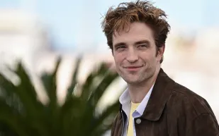 روبرت باتينسون يعيش لحظات أبوية دافئة في لوس أنجلوس بعد تصريحاته في مهرجان كان