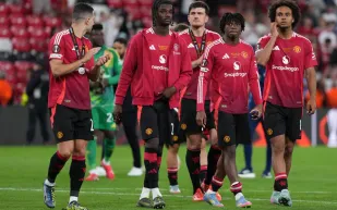 مانشستر يونايتد بين المطرقة والسندان.. 160 مليون جنيه إسترليني خسائر بعد الهزيمة في الدوري الأوروبي