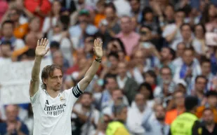 لوكا مودريتش يودّع ريال مدريد بالدموع بعد مسيرة ذهبية (فيديو)
