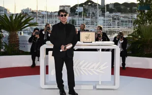 البدل السوداء الكلاسيكية تسيطر على السجادة الحمراء في ختام مهرجان كان