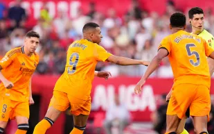 برشلونة يتلقى هزيمة صادمة أمام فياريال.. ومبابي يسطع في فوز ريال مدريد (فيديو)