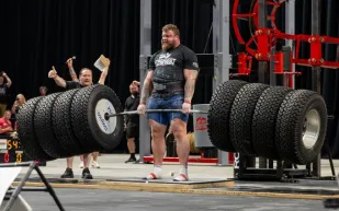 أقوى رجل في العالم يصنع رقمًا قياسيًا جديدًا قبل البطولة المرتقبة!