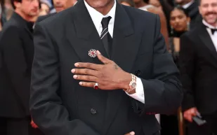 روكي آيساب يلفت الأنظار في كان بساعة Bulgari Monete Catene السرية النسائية!