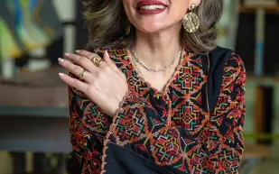 الفنانة غدير حافظ: أتمرد على نفسي لأشحَذها .. وأبحث عن الإنسان في كل صورة ولون