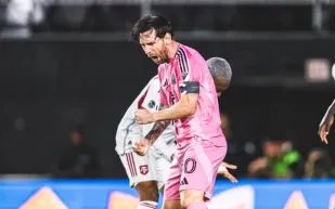 ليونيل ميسي يتوج بلقب: أفضل لاعب في التاريخ