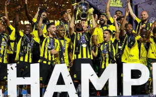 الاتحاد يُتوّج بلقب دوري روشن بحضور وزير الرياضة (صور)