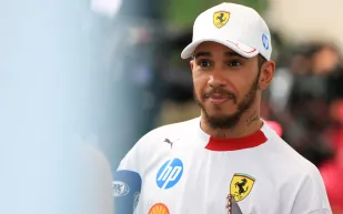 لماذا يعاني هاميلتون مع سيارة SF-25؟ مهندس سابق في فيراري يكشف السبب