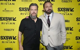 مات ديمون يفاجئ الجمهور بإطلالة مختلفة خلال زيارة لبرودواي