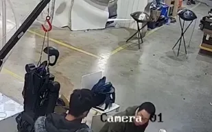 مشهد مرعب: روبوت يهاجم مشغليه في مصنع بالصين ويحطم شاشة الكمبيوتر!