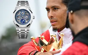 فيرجل فان دايك يحتفل بلقب الدوري مرتديًا ساعة Royal Oak Perpetual Calendar الفاخرة