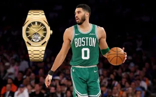 جيسون تيتوم يتألق بساعة أوديمار بيجيه النادرة بقيمة 315 ألف دولار