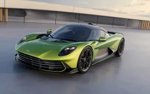 Aston Martin Valhalla: إطلاق أول سيارة هجينة بمحرك وسطي في تاريخ العلامة (فيديو)